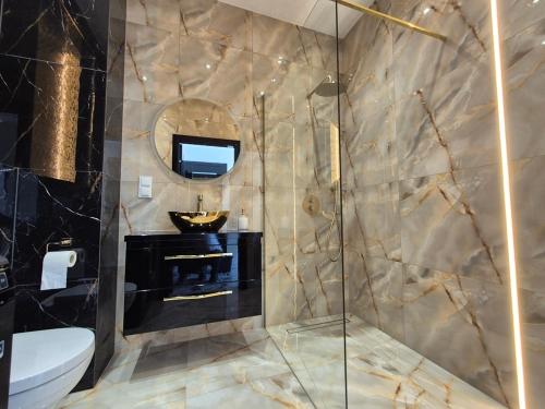 シュチェチンにあるApartament HANZA TOWER - POOL and SPA, no 601のバスルーム(シャワー、洗面台、トイレ付)