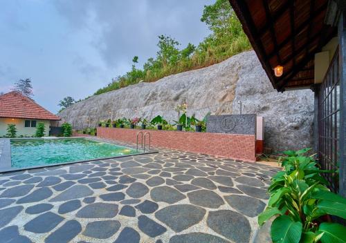 Bazén v ubytování Pine Malhar Pool Stay by VOYE HOMES nebo v jeho okolí