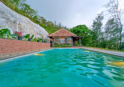 Bazén v ubytování Pine Malhar Pool Stay by VOYE HOMES nebo v jeho okolí