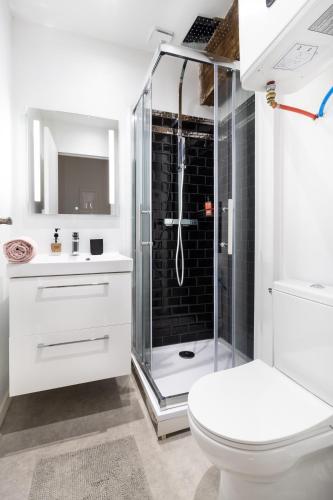 une salle de bain blanche avec douche et toilettes dans l'établissement LE COCON ROSE - Hyper-centre - Cozy - WIFI & Netflix, à Toulouse