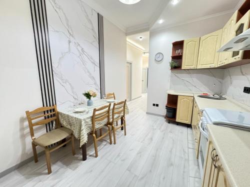 Kuchyň nebo kuchyňský kout v ubytování Двухкомная квартира возле Байтерека