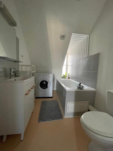 une salle de bain avec une baignoire, des toilettes et un lavabo dans l'établissement El pisito Quimperois duplex 2 chambres coeur de ville, à Quimper