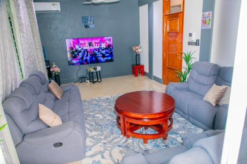 TV i/ili multimedijalni sistem u objektu Hale Residence