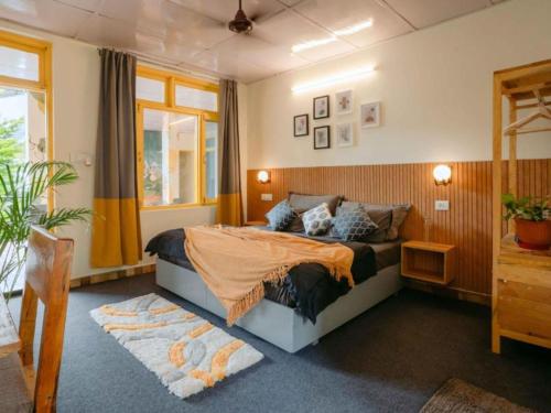 Postel nebo postele na pokoji v ubytování The Hosteller Bir