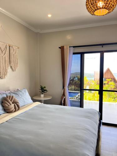 巴迪安Sondela Lambug Room1 pool mountain view的一间带床和大窗户的卧室