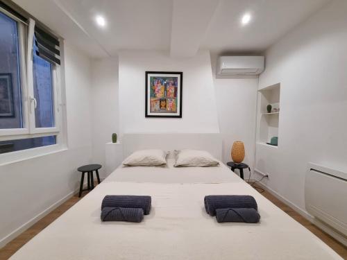 - une chambre blanche avec un grand lit et 2 oreillers dans l'établissement Appartement climatisation centre historique, à Aix-en-Provence