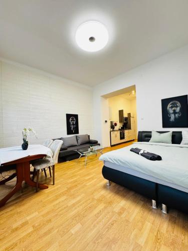 Postel nebo postele na pokoji v ubytování Modern 2BR Stay for 5 Prime Location