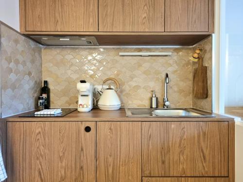 une cuisine avec un évier et un plan de travail dans l'établissement MAYU MAYU - cocon centre-ville climatisation, à Aix-en-Provence