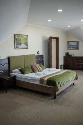 a bedroom with a large bed in a room at Синевирський Перевал in Synevyr