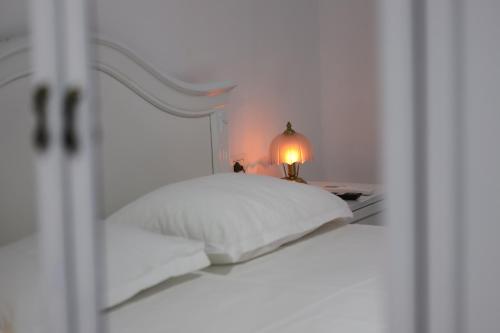 Una cama o camas en una habitación de Guesthouse AB Berat