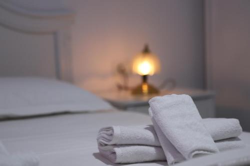 Una cama o camas en una habitación de Guesthouse AB Berat