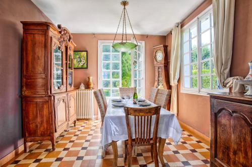 d'une salle à manger avec une table et quelques fenêtres. dans l'établissement Maison famille - Centre Ville - Jardin Botanique, à Cabourg