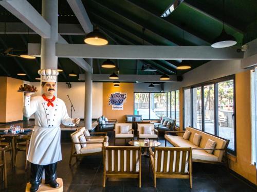 una estatua de un chef parado en un restaurante en MGM Beach Resorts East Coast Road, en Chennai