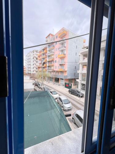 vue depuis la fenêtre d'un parking dans l'établissement CozyVibe, à Saranda