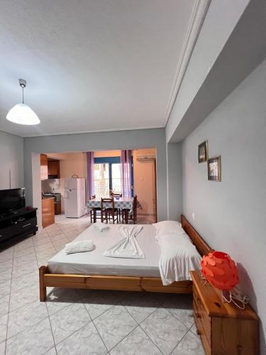 une chambre avec un grand lit dans une pièce dans l'établissement CozyVibe, à Saranda