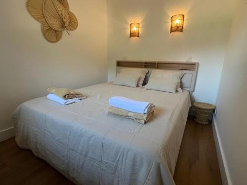 une chambre avec un lit avec deux serviettes dessus dans l'établissement T3, sublime sea view, Saint-Tropez, à La Celle-sous-Gouzon
