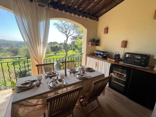 d'un balcon et d'une salle à manger avec une table et des chaises. dans l'établissement T3, sublime sea view, Saint-Tropez, à La Celle-sous-Gouzon