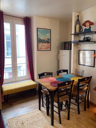une table de salle à manger et des chaises dans une pièce dans l'établissement Number 1 Place Pyrene, 2 bedroom duplex, luxury apartment, à Foix