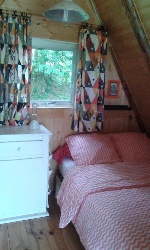 une chambre avec un lit et une fenêtre dans l'établissement CHALET du THOR, à Taussac