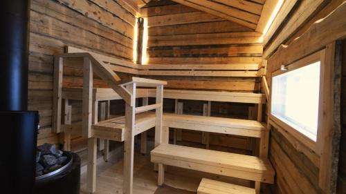 Palanda nebo palandy na pokoji v ubytování Guesthouse & Caravan Lehtiniemi - Posio