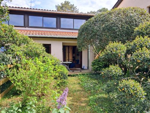 une maison avec un jardin devant dans l'établissement Appartement avec piscine et proche de la plage, à Ondres