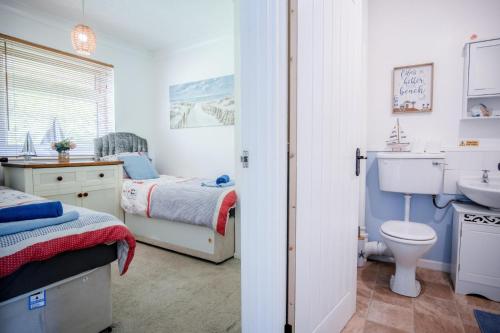 Ένα μπάνιο στο Bayview 32 - 2 Bedroom Chalet - Bayview Oxwich