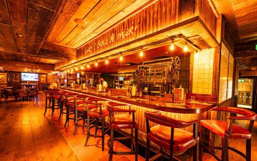 Un restaurante u otro lugar para comer en Comfy and Connected Standish Home - Two Mins from M6 Jct-27
