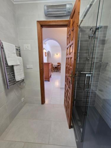 Ένα μπάνιο στο Rayo de Sol Beautiful bungalow with sea view