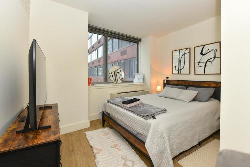 Katil atau katil-katil dalam bilik di Modern Times Square 1 BR Retreat