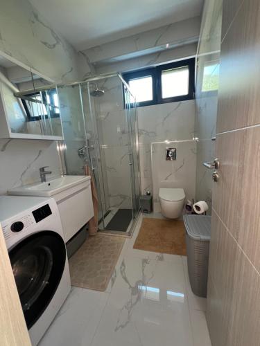 Vezo Apartment tesisinde bir banyo