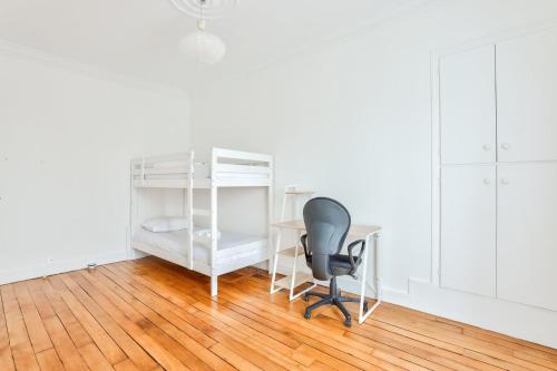 - un bureau et une chaise dans la chambre dans l'établissement GuestReady - Family Retreat near Paris, à Saint-Denis