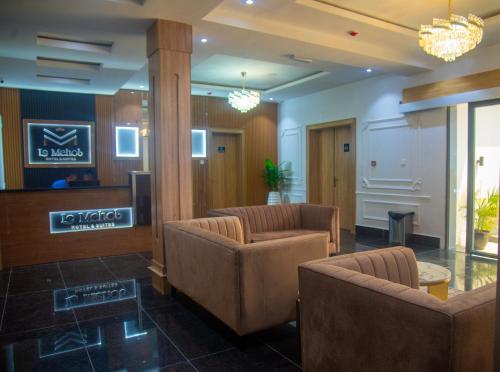 Ein Sitzbereich in der Unterkunft Le Mehol Hotel and Suites