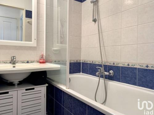 une salle de bain avec une douche, une baignoire et un lavabo dans l'établissement Studio vue mer, à Roquebrune-sur Argens
