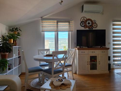 a living room with a table and a television at Vavic 1 in Španjola