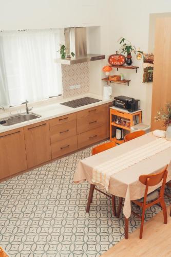 a kitchen with a table and chairs and a sink at Good Trip 菇憩南門 包棟民宿 in Hengchun