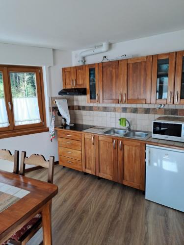 Kuchyň nebo kuchyňský kout v ubytování Casa Screm - Appartamenti e Camere -Rigolato - UD