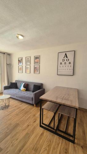 un salon avec un canapé et une table dans l'établissement Chez Florie - Résidence Les Cimes à la Foux d'Allos 6 couchages piscine sauna et hammam, à La Foux d'Allos