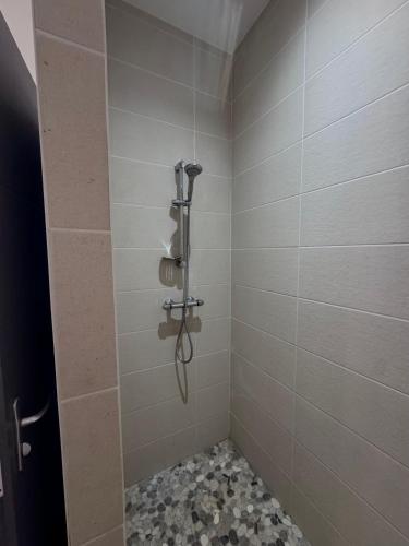 La salle de bains est pourvue d'une douche et d'un mur carrelé. dans l'établissement Casaso, à Mondragon