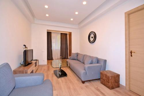 Northern Avenue, 2 bedrooms New Euro Renovated, Modern apartment PU383