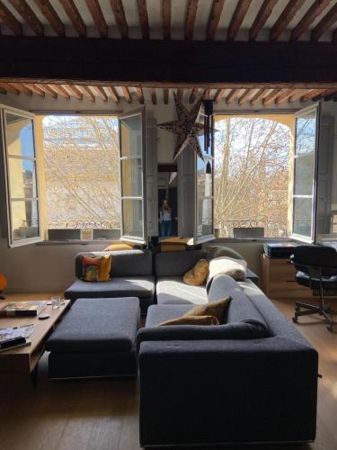 un salon avec un canapé et une table dans l'établissement Les Precheurs Hideaway, Chic Retreat in Aix Historic Heart, à Aix-en-Provence