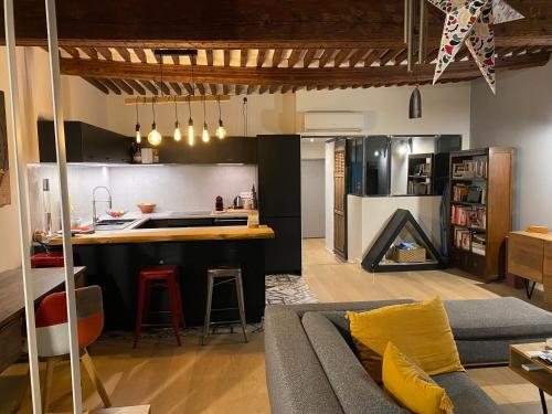 un salon avec un canapé et une cuisine dans l'établissement Les Precheurs Hideaway, Chic Retreat in Aix Historic Heart, à Aix-en-Provence