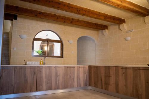 Ένα μπάνιο στο 4 Bedroom Holiday Home with Private Pool