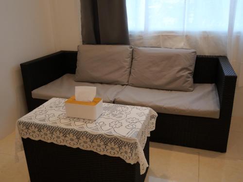 a couch with a table with a box on it at Cozy at Kohlarn in Ko Larn