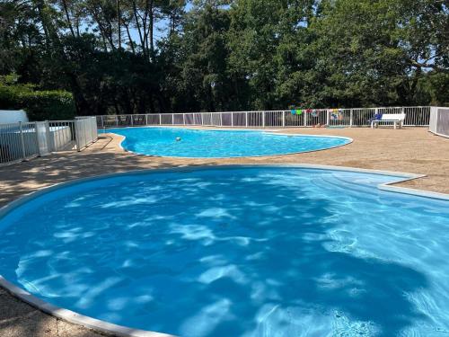- une grande piscine d'eau bleue dans la cour dans l'établissement Havre de paix à 2kms de la plage, à Ondres
