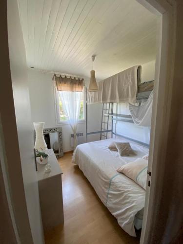 une chambre avec un lit et une table avec une lampe dans l'établissement Havre de paix à 2kms de la plage, à Ondres