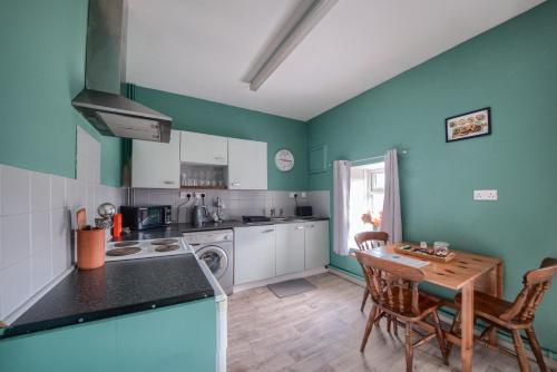 Dapur atau dapur kecil di Brookside Apartment