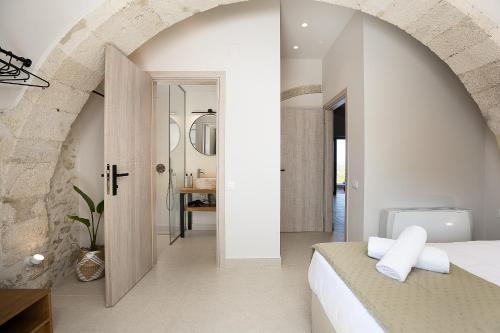 Ένα ή περισσότερα κρεβάτια σε δωμάτιο στο Balarina Residence - Historic Beauty & Nature at Balarina by etouri