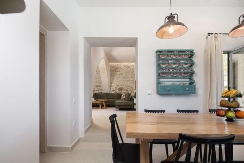 Χώρος καθιστικού στο Balarina Residence - Historic Beauty & Nature at Balarina by etouri