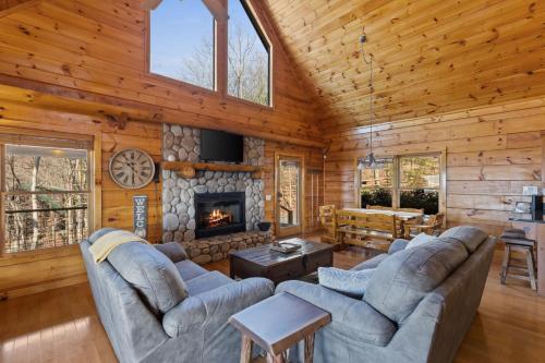 Posezení v ubytování MTN Views Hot Tub Fire Pit Pool Table Games
