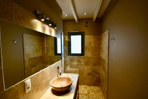 une salle de bain avec un lavabo et un miroir dans l'établissement Casa Bianchina Corsica, à Coti-Chiavari